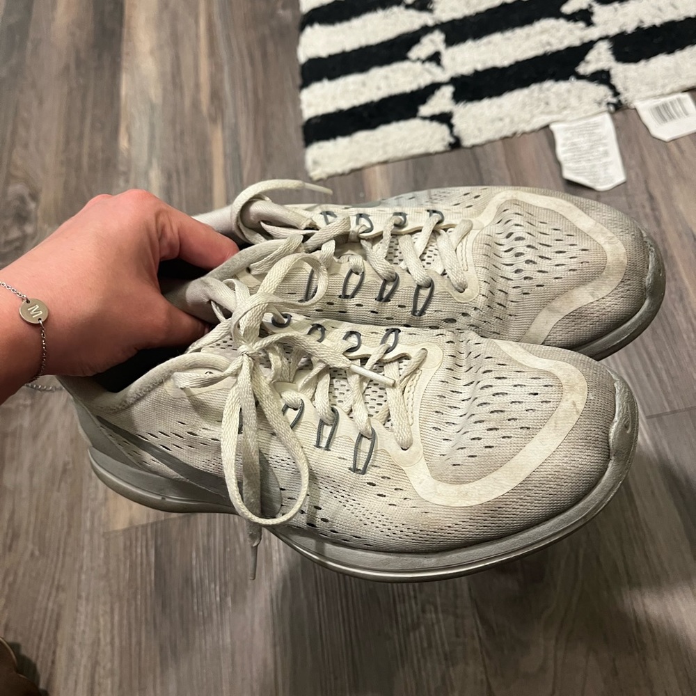 blue and white nike tennis shoes